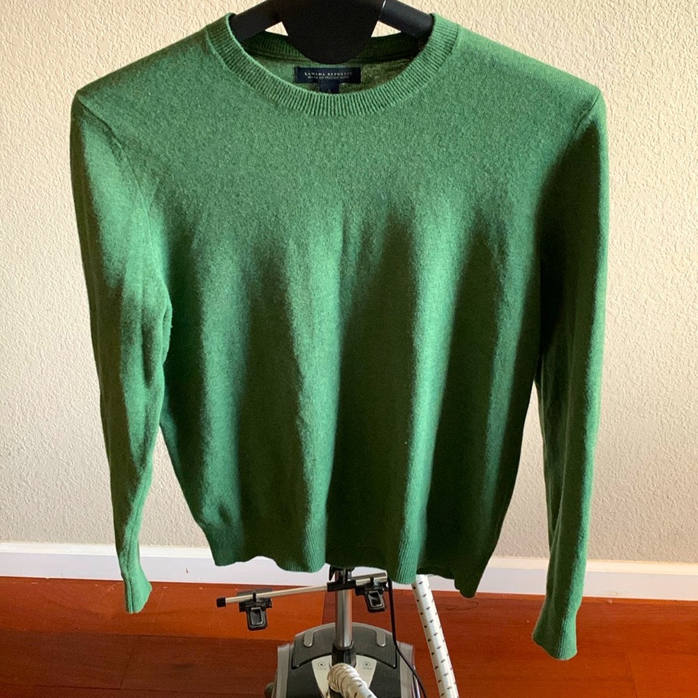 Banana Republic Parrot Green 100% Italian Wool Sweater. Leather Elbow Patches.